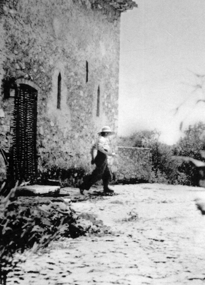 Elisabeth Starr in the courtyard of the Castello