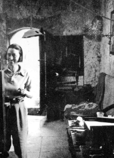 Elisabeth Starr painting in the Castello studio